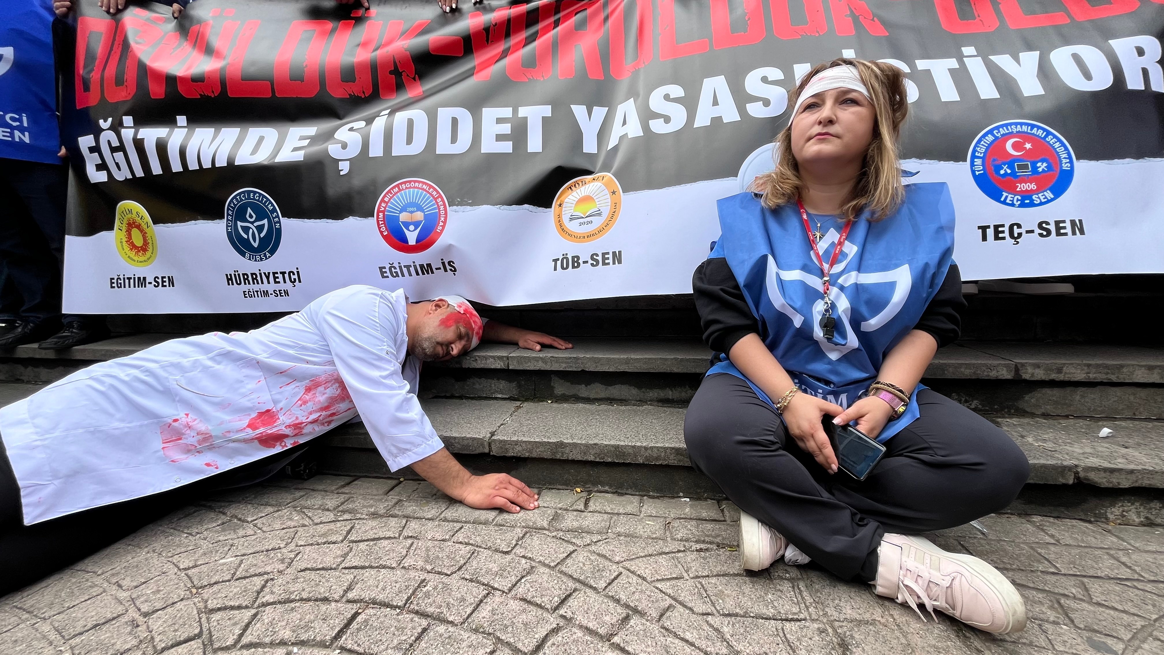 Bursa'da eğitimciler 2 ayrı yürüyüşle şiddeti protesto etti; önlüklerine ve yüzlerine kırmızıya boyadılar