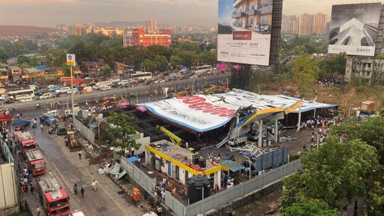 Mumbai'de dev reklam panosu yıkıldı: 14 ölü