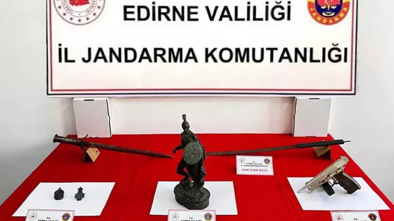 Edirne'de operasyon! Asker figürlü heykel, madalyon ve kılıçlar ele geçirildi