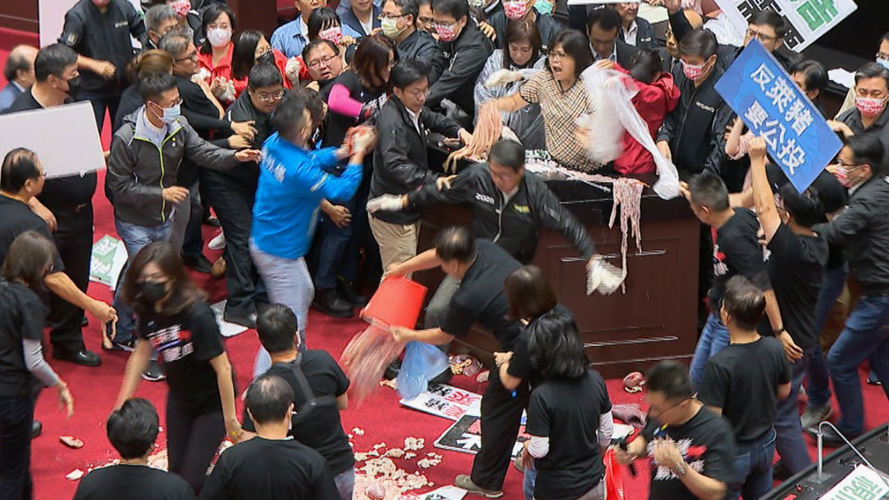 Tayvan Parlamentosu'nda yumruklar havada uçuşu! Milletvekili oyları alıp kaçtı