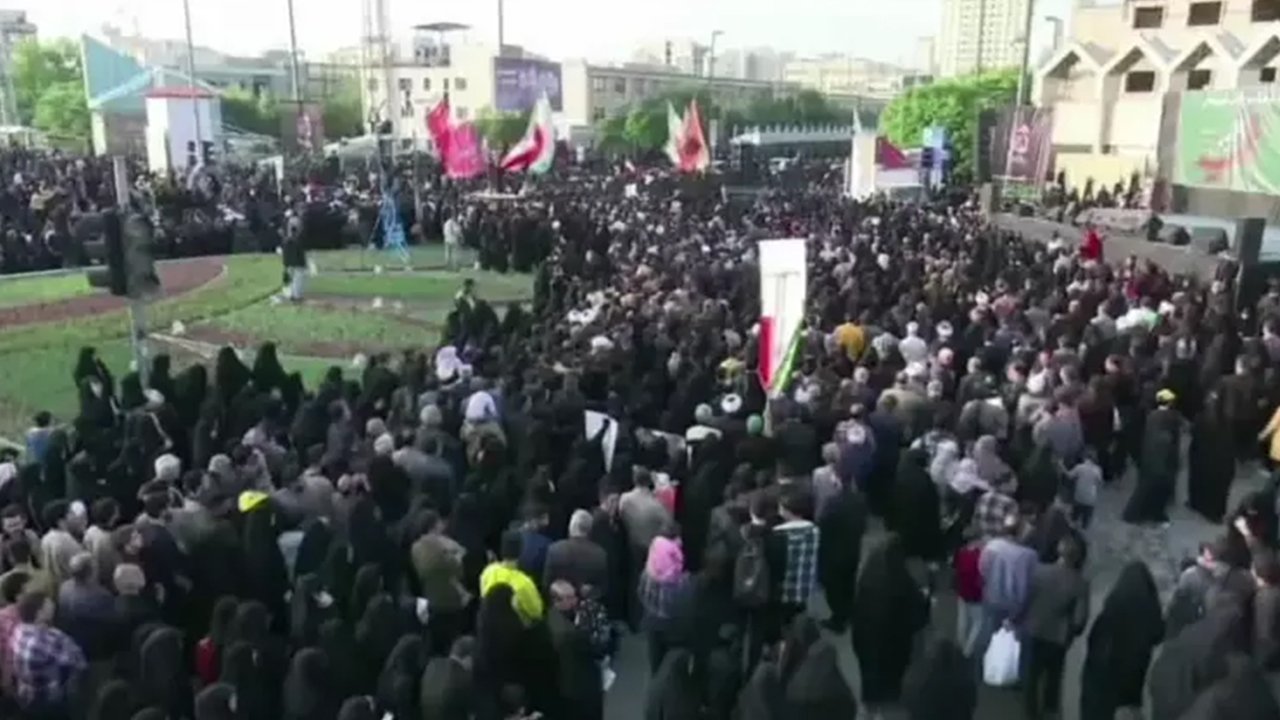 Tahran'da on binlerce kişi Cumhurbaşkanı Reisi'yi anıyor