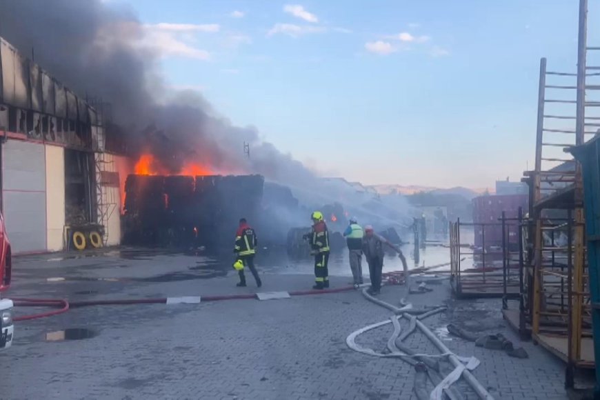 Kayseri'de keçe fabrikasında yangın! itfaiye ekipleri olay yerinde