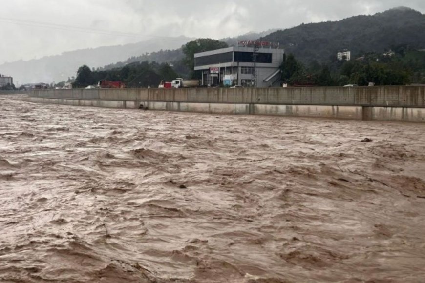 Arhavi ve Hopa sağanakla mücadele ediyor: Yollar kapalı, tahliyeler yapıldı