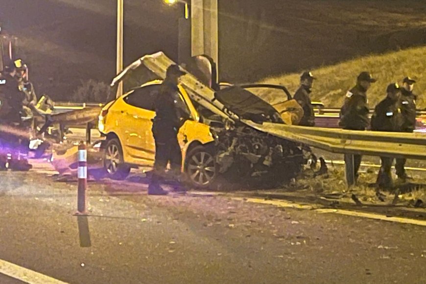Ankara'da refüje çarpan taksi bariyere saplandı, sürücü öldü