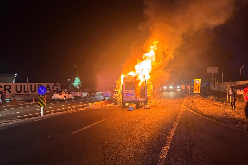 Diyarbakır'da kafa kafaya çarpışan kamyonet ile minibüs alev aldı: 11 yaralı