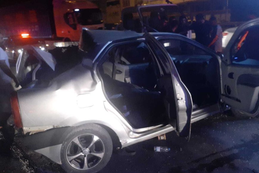 D-100'de 2 otomobile çarpan TIR'ın şoförü kaçtı; baba- oğul yaralandı