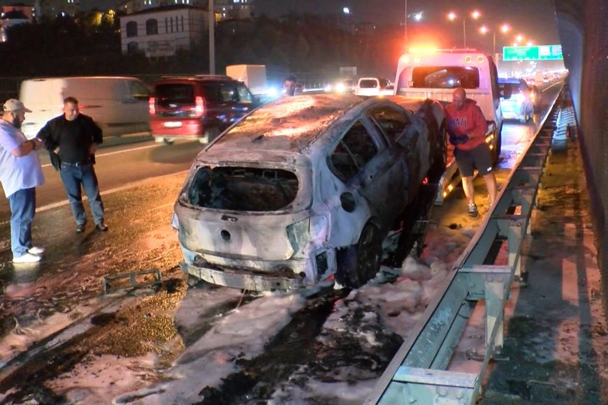 İstanbul-Kağıthane'de seyir halindeki otomobil alev alev yandı