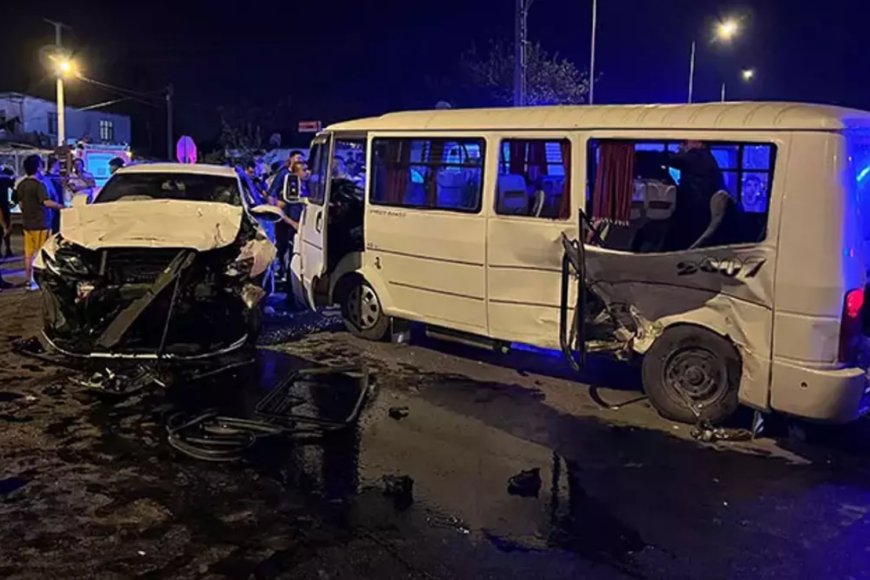 Düğünden dönen minibüs otomobille çarpıştı, ortalık savaş alanına döndü
