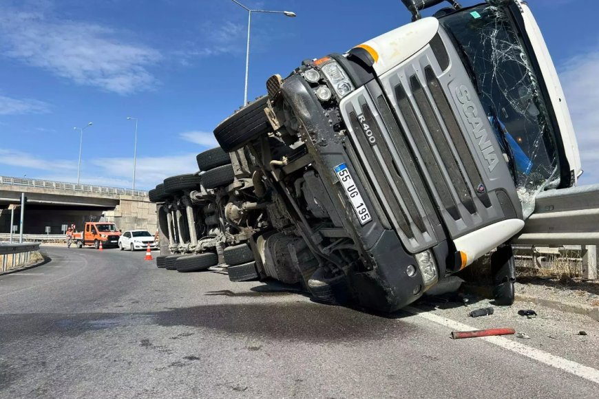 SİVAS'ta mermer yüklü TIR devrildi, sürücü yaralandı