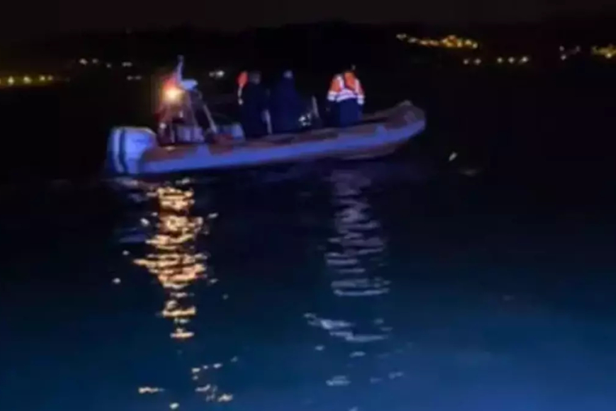 Arıza yapınca sürüklenen balıkçı teknesini Sahil Güvenlik kurtardı