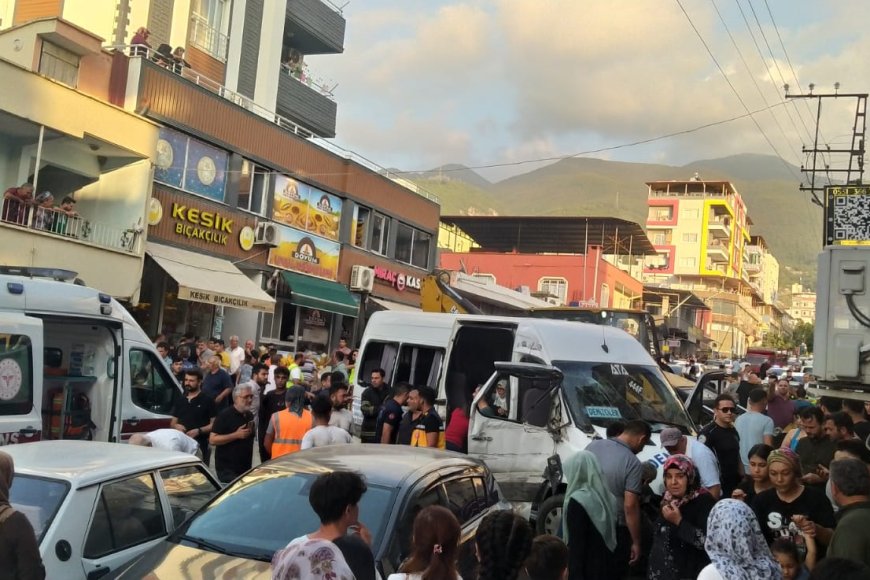 Hatay'da freni arızalanan kepçe 7 araca çarptı: 8 yaralı