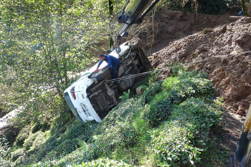 Rize'de heyelan; ahşap ev hasar gördü, minibüs uçuruma sürüklendi