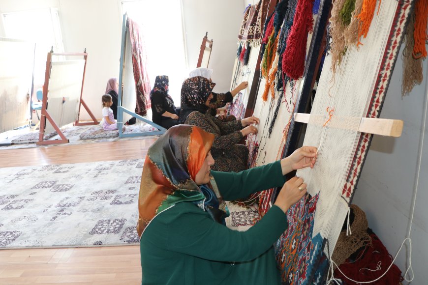 Vanlı kadınlar, 100'den fazla desenli kilimleri ilmek ilmek dokuyor