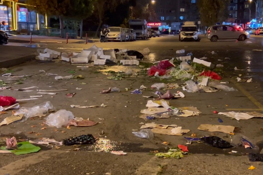 Grev yapan belediye işçileri pazar çöplerini toplamadı